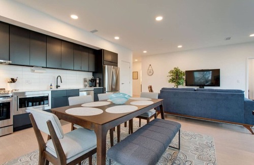 North Capitol Apartment | River Escape - Amazing Views Free Parking Walk to Broadway and Bridgestone Area Elevator Stunning Condo