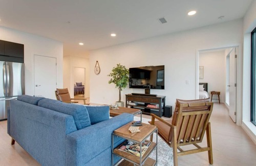 North Capitol Apartment | River Escape - Amazing Views Free Parking Walk to Broadway and Bridgestone Area Elevator Stunning Condo