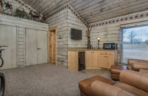Amarillo House | River Falls Venue & Lodges Three Bedroom Lodge