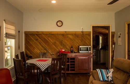 Berryville House | River front cabin