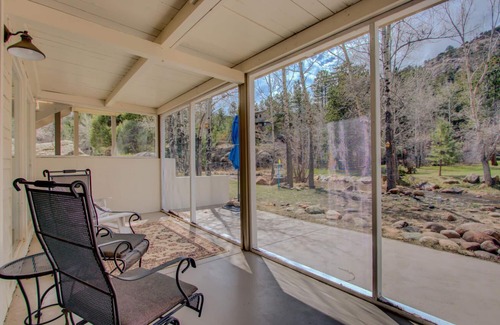 Estes Park House | River Front Home, Hot Tub, Game Room, Disc Golf Course, Walk 2 Town!