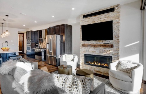 Winter Park House | River Front Luxury Villa 244 I Private Hot Tub I Great Views I Best Price I Discounted Attractions