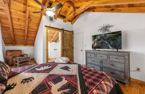 Ellijay Cabin | River Front! Mins 2 Blue Ridge & Ellijay|Hot Tub