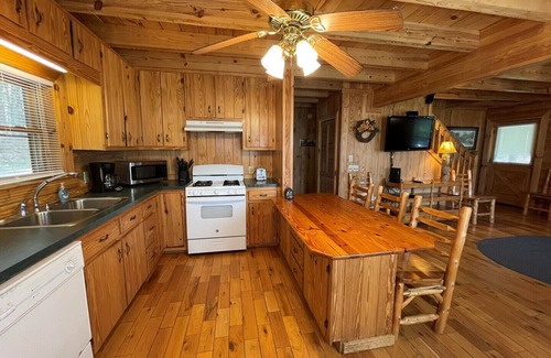 Crumpler Cabin | River Front, Pet Friendly, Hot Tub, Fishing, Gas Frpl, fire pit, WIFI