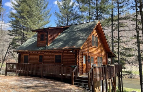 Crumpler Cabin | River Front, Pet Friendly, Hot Tub, Fishing, Gas Frpl, fire pit, WIFI
