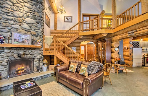 Baring Cabin | River frontage, luxurious Log Cabin near Steven's Pass Ski Resort on 1 acre.