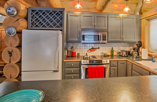 Baring Cabin | River frontage, luxurious Log Cabin near Steven's Pass Ski Resort on 1 acre.