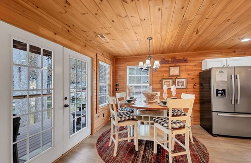 Walland Cabin | River Frontage♥Outdoor Fireplaces♥Hot Tub♥3 King Masters♥Secluded♥Easy Access