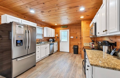 Walland Cabin | River Frontage♥Outdoor Fireplaces♥Hot Tub♥3 King Masters♥Secluded♥Easy Access