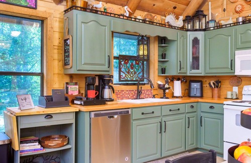 McComb Cabin | ❤️ River fun, log cabin, family/couples retreat!