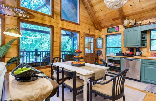 McComb Cabin | ❤️ River fun, log cabin, family/couples retreat!