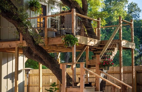 Gruene Apartment | River Haven Treehouse w/Hot Tub by Gruene!