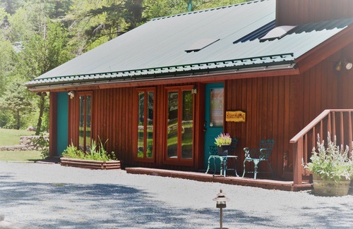 Ruidoso Cabin | River Hideout | Deck Cozy Pet Friendly