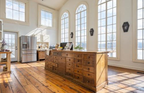 Catskill House | River House by AvantStay Historic Secluded Estate on the Hudson River w Pool Sleeps 24
