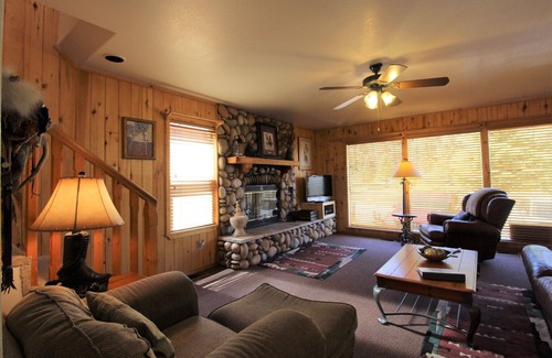 Red River Condo | "River John" Prime Riverfront Townhouse! 1 block to ski-in town! WIFI, pet friendly