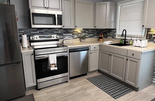 Madison House | River Living - One Story - 2 bd/2ba - On the River - 2Blks to Main St - VIEWS