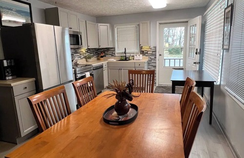 Madison House | River Living - One Story - 2 bd/2ba - On the River - 2Blks to Main St - VIEWS