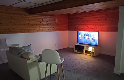 St. Vital House | River Park South - 2 Bedroom Basement Suite