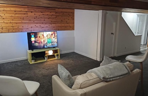 St. Vital House | River Park South - 2 Bedroom Basement Suite