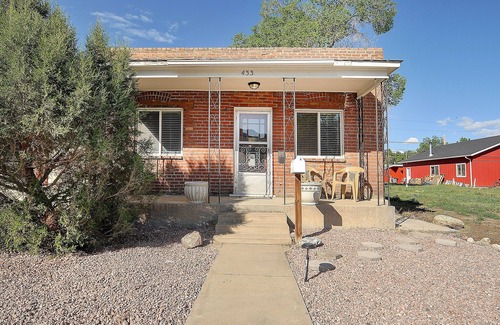 Salida House | River R&R Historic mountain views. Ski Monarch 25 miles. Blocks from downtown.