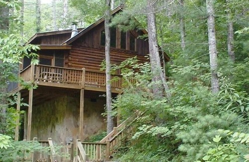 Ellijay Cabin | River Rest: Romantic & Relaxing Setting with Hot Tub on a Trophy Trout Stream