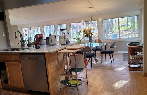 Mequon House | River Retreat- HighTech Meet River Wildlife Habitat - yr. round fire pit, deck