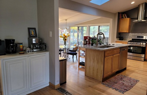 Mequon House | River Retreat- HighTech Meet River Wildlife Habitat - yr. round fire pit, deck