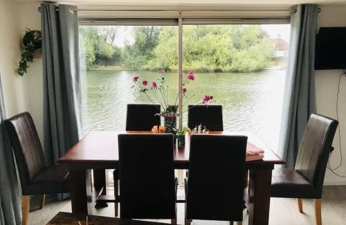 Staines Apartment | RIVER RETREAT- near Holloway U, Thorpe Park and Heathrow airport