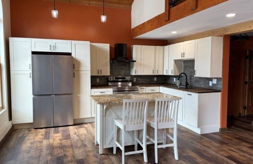 Canaan House | River Retreat –Tranquil Getaway, Fish, Hike & Explore from Your Back Door