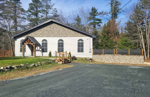 Canaan House | River Retreat –Tranquil Getaway, Fish, Hike & Explore from Your Back Door
