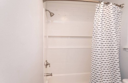 Beaufort House | River Retreat- Waterfront- Hot Tub- 1 MI from Parris Island