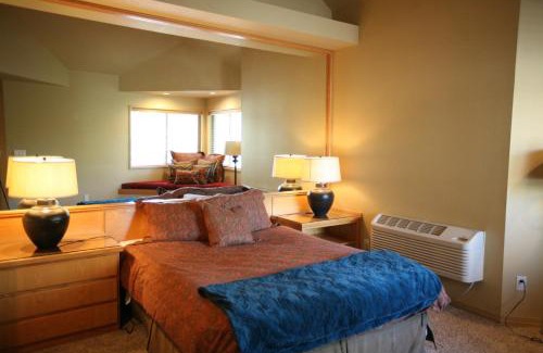 Century West Apartment | River Ridge 416B