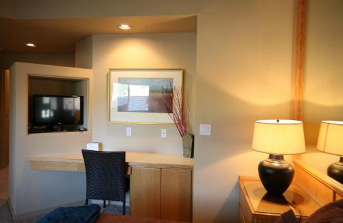 Century West Apartment | River Ridge 416B