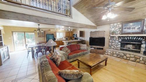 Red River House | River Ritz - Pet Friendly - WiFi - Near the Ski Area - Fireplace - On the River - Washer - Dryer -