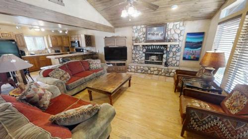 Red River House | River Ritz - Pet Friendly - WiFi - Near the Ski Area - Fireplace - On the River - Washer - Dryer -