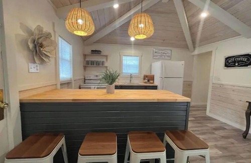Mammoth Spring House | River Rock Cabin - Near Spring River and Main St