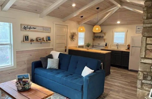 Mammoth Spring House | River Rock Cabin - Near Spring River and Main St