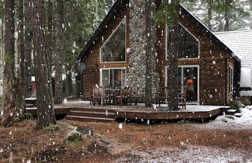 Enumclaw House | River Rock Cabin: Your Gateway to Pine-Scented Bliss & Mountain Excursions