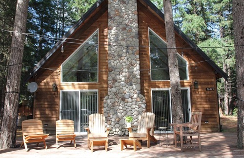 Enumclaw House | River Rock Cabin: Your Gateway to Pine-Scented Bliss & Mountain Excursions