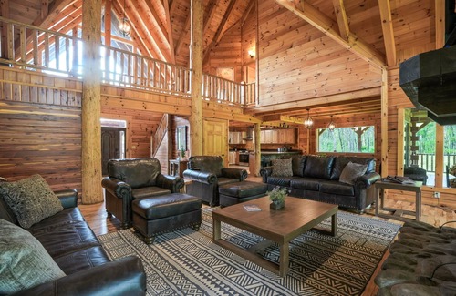 Logan Cabin | River Rock Lodge- Fishing Pond, WiFi , Fireplaces, Bball court, Onsite Trails