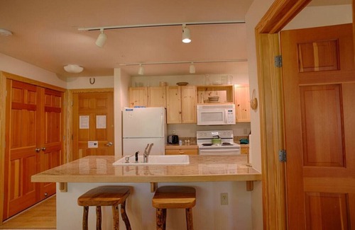 Driggs Condo | River Rock Retreat: Cozy & Light, In-unit laundry, Hot Tub, Close to Grand Targhee