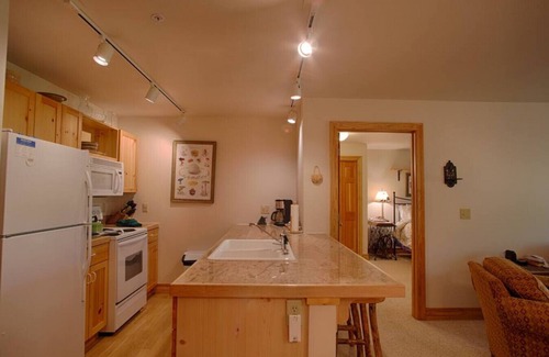 Driggs Condo | River Rock Retreat: Cozy & Light, In-unit laundry, Hot Tub, Close to Grand Targhee