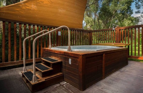 Driggs Condo | River Rock Retreat: Cozy & Light, In-unit laundry, Hot Tub, Close to Grand Targhee