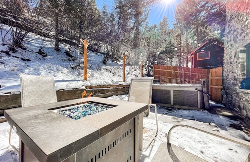 Cascade-Chipita Park House | ♥︎River Rocks Retreat♥︎HOT TUB/FIRE PIT/MTN VIEWS