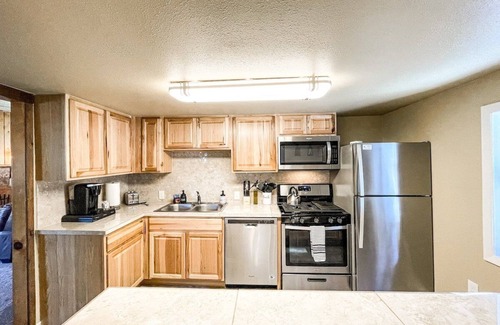 Cascade-Chipita Park House | River Rocks Retreat | Hot Tub | Fire Pit | Views!