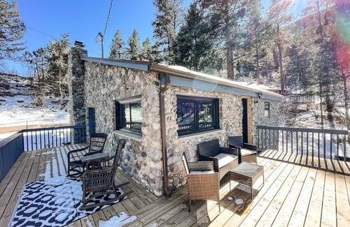 Cascade-Chipita Park House | River Rocks Retreat | Hot Tub | Fire Pit | Views!