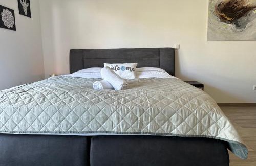 Deggendorf Apartment | River Room