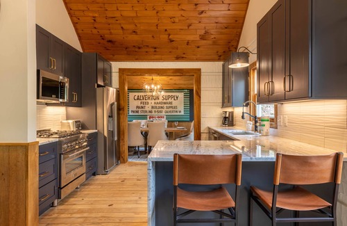 Sugar Grove Cabin | River Run Cabin- New Listing By Watauga River in Valle Crucis! Firepit, Pet Friendly, Oversize Deck!