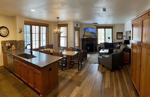 River Run Condo | River Run ~ Close To Gondola ~ Main Level ~ Walk Out To Pool & Hot Tub