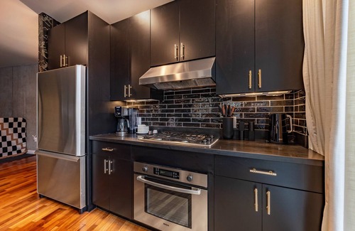 Hood River Condo | River Run Retreat - Stylish Downtown Loft, Heart of Hood River, Above Doppio